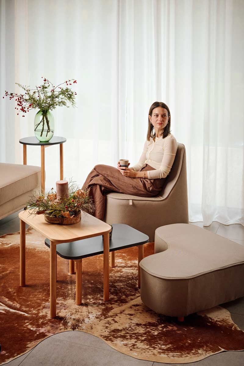 Elegantná chill-out zóna so stoličkami, stolíkmi a taburetkami z kolekcie Lite v príjemnom interiéri.