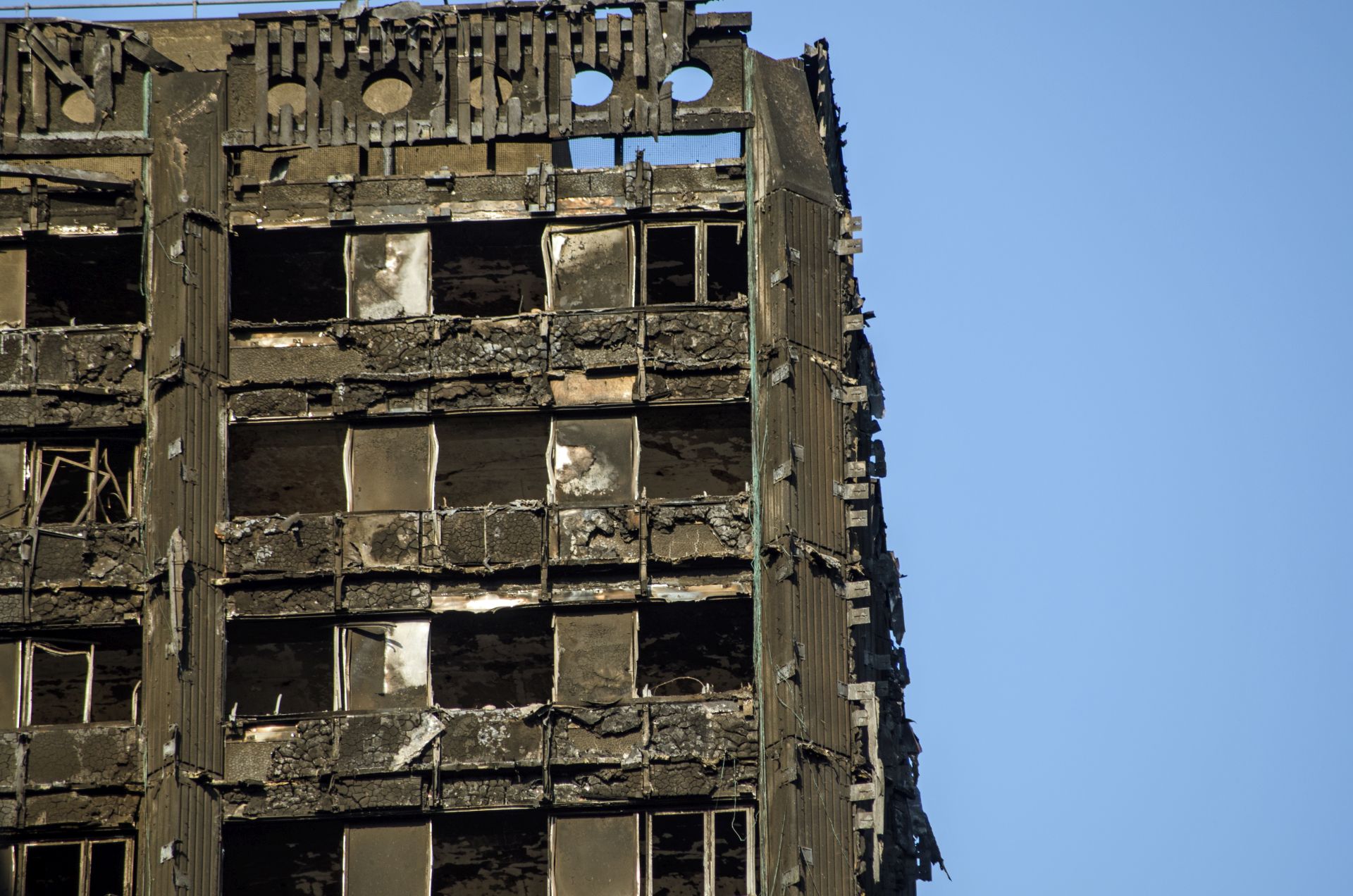 Požiar obytnej budovy Grenfell Tower v Londýne v roku 2017 si vyžiadal 72 životov. Obvinenia boli vznesené voči firmám, ktoré dodali obklad fasády a iné izolačné materiály, pretože vedome a vytrvalo manipulovali s testami a ich výsledkami. 