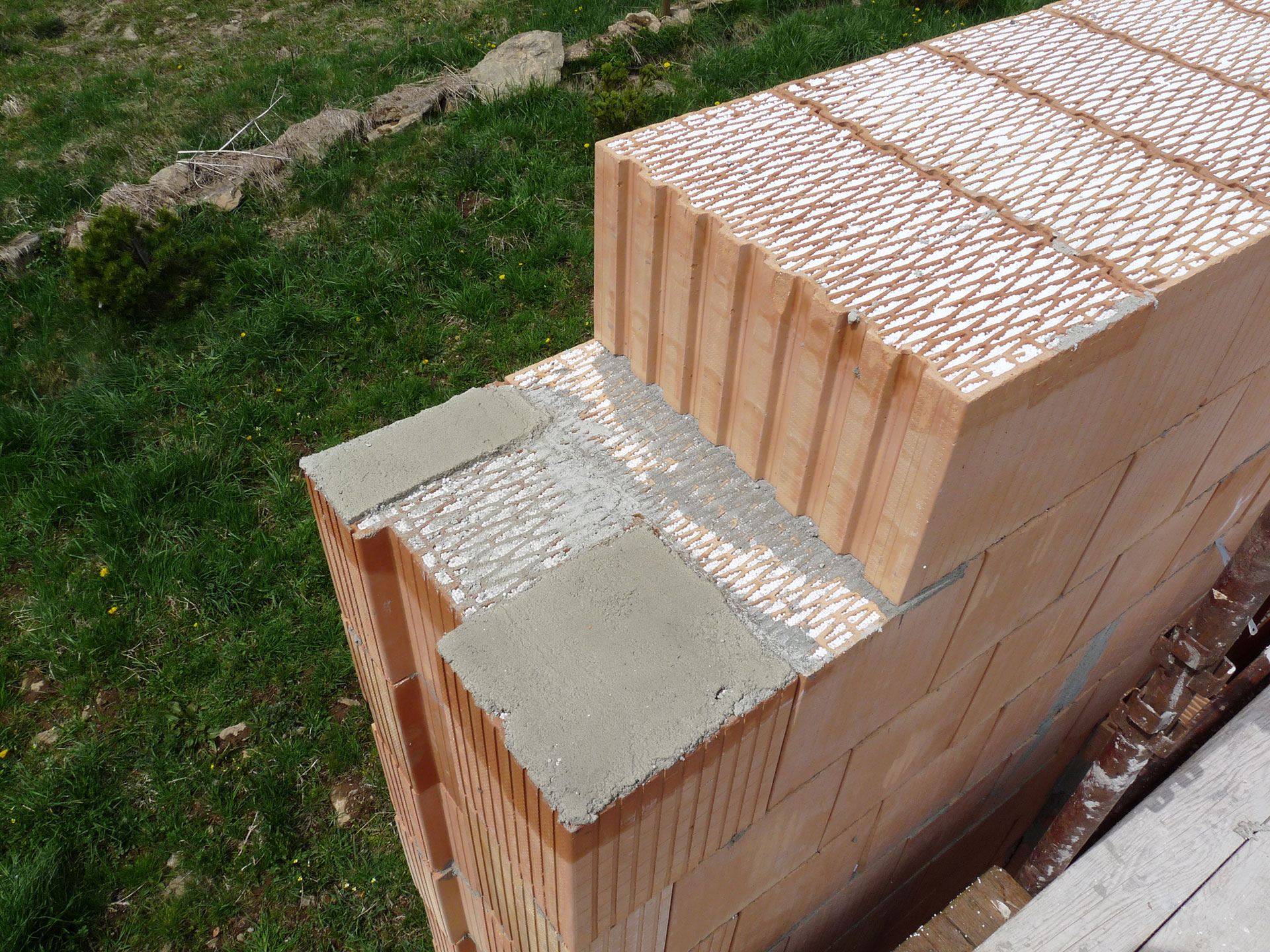 Montážny postup: Uloženie nosného prekladu na obvodové murivo Montážny postup: Uloženie nosného prekladu na obvodové murivo