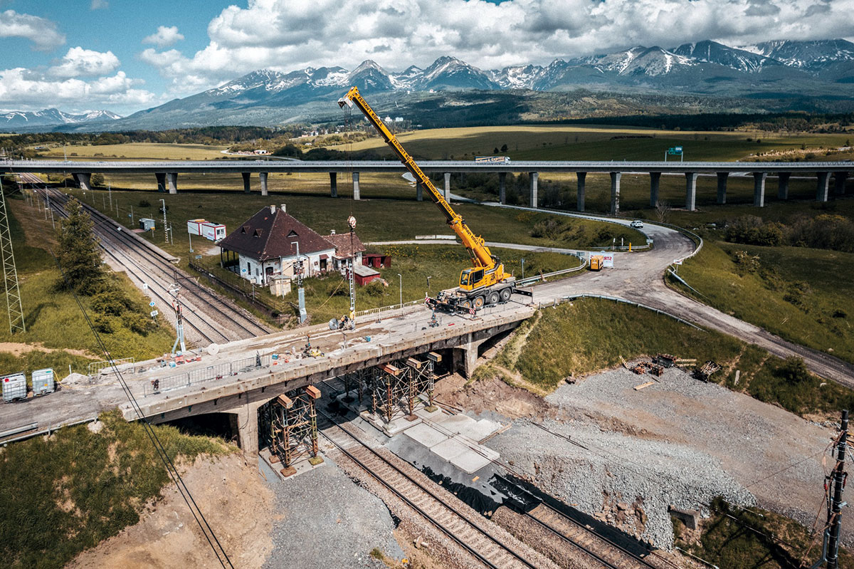 Obr. 1 Pohľad na most v Štrbe počas demolácie