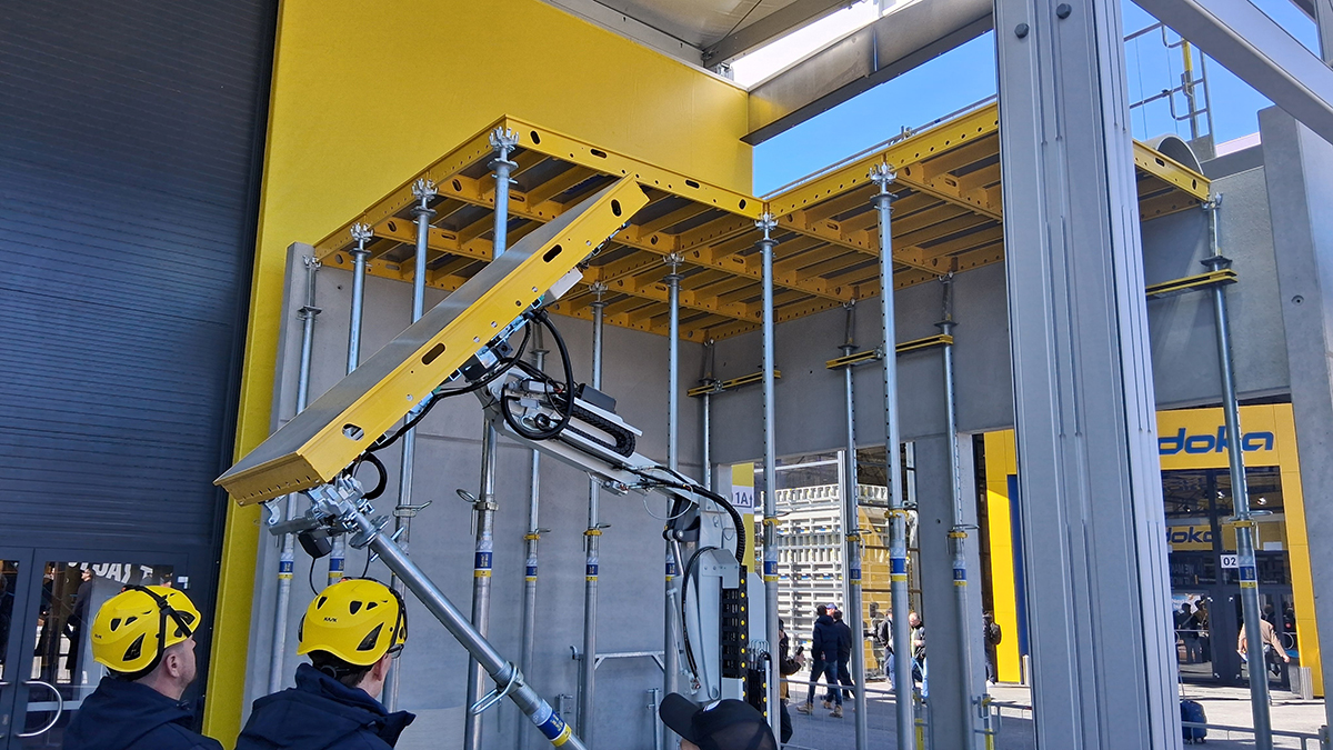DokaXbot Lift umožňuje zdvihnutie debniacich prvkov stropného debnenia do presnej polohy, a to až do výšky 5,7 m.