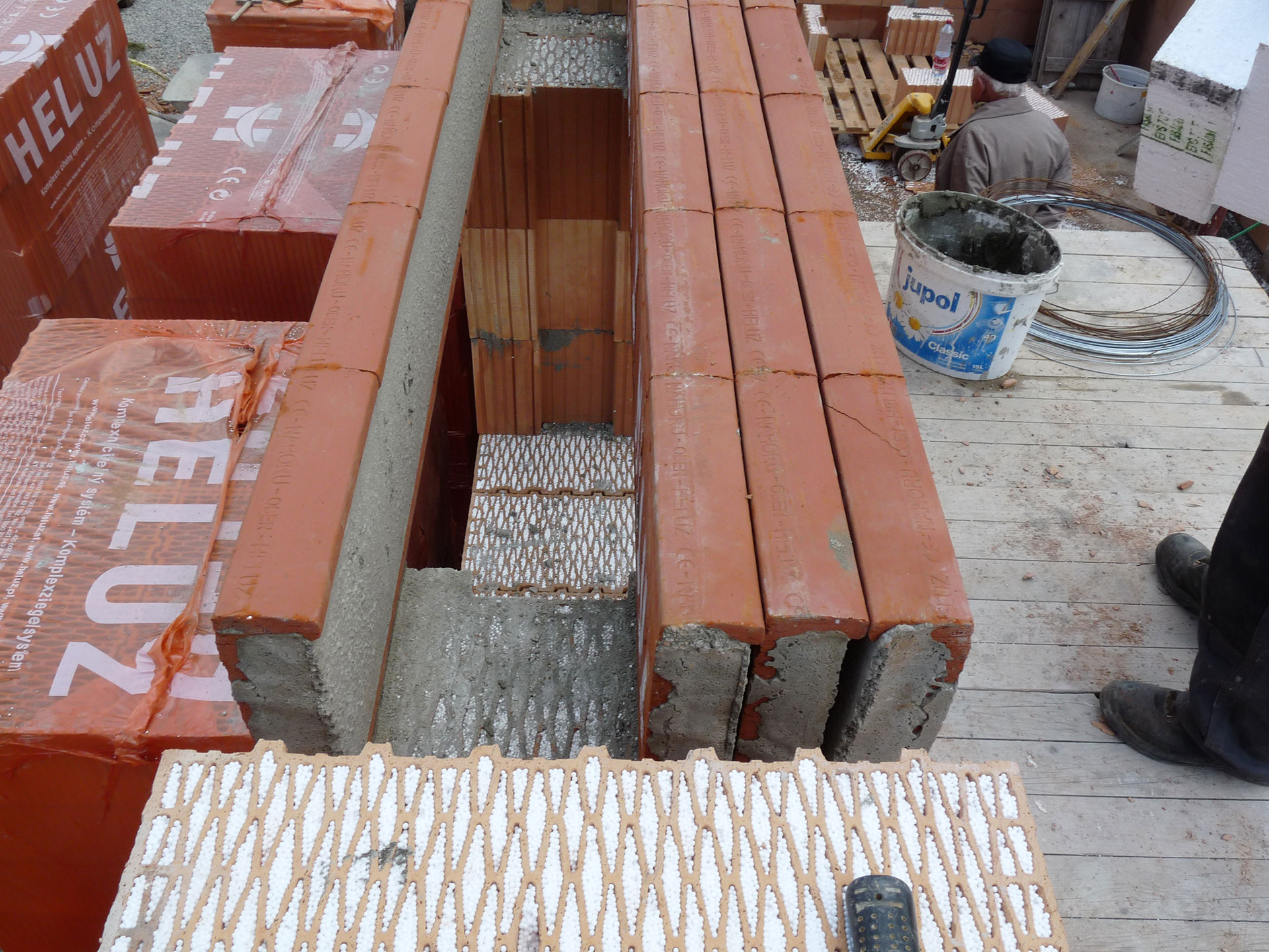 Montážny postup: Uloženie nosného prekladu na obvodové murivo Montážny postup: Uloženie nosného prekladu na obvodové murivo