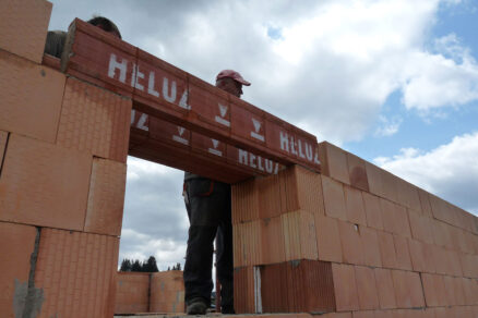 Montážny postup: Uloženie nosného prekladu na obvodové murivo