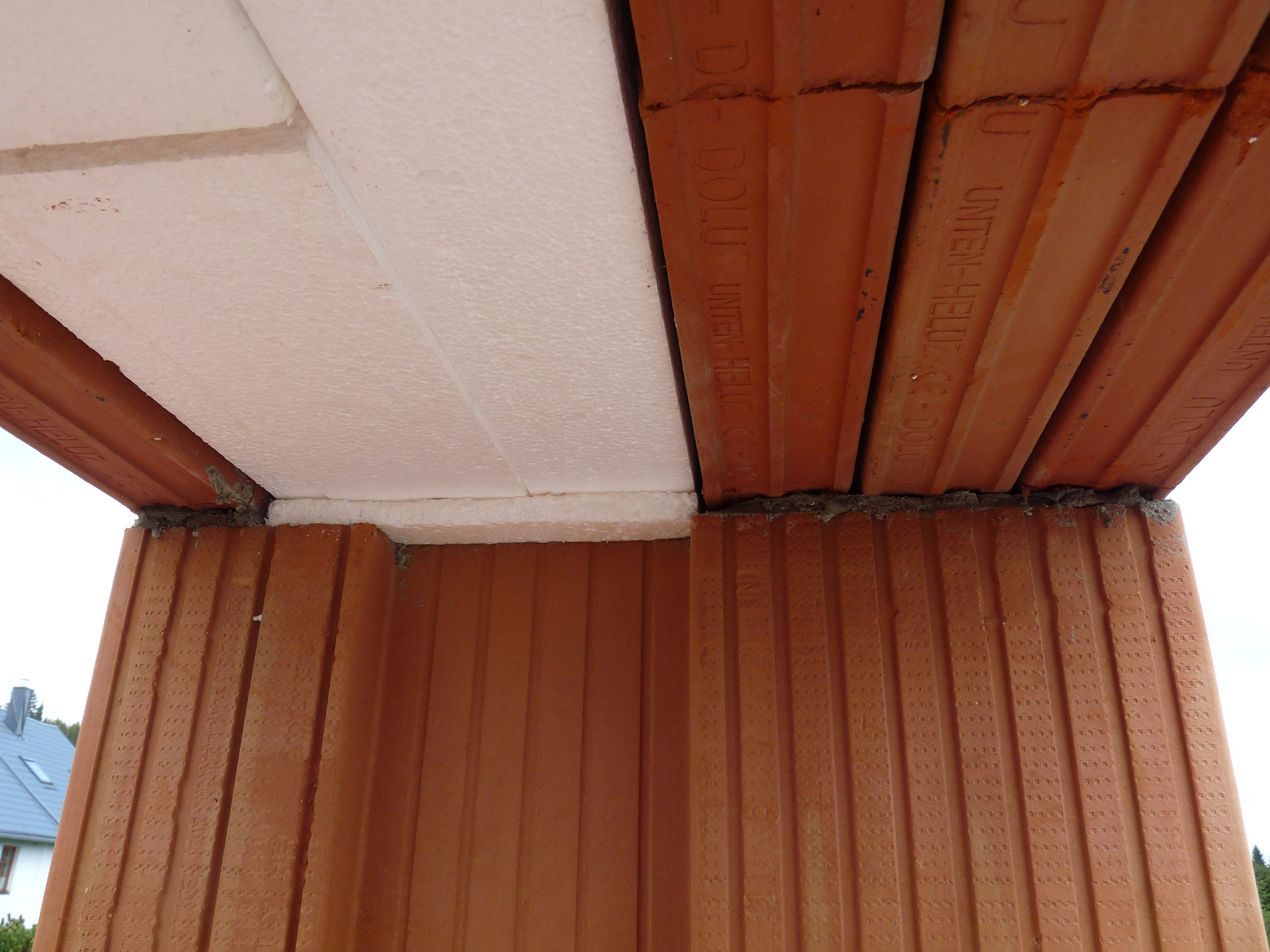 Montážny postup: Uloženie nosného prekladu na obvodové murivo Montážny postup: Uloženie nosného prekladu na obvodové murivo