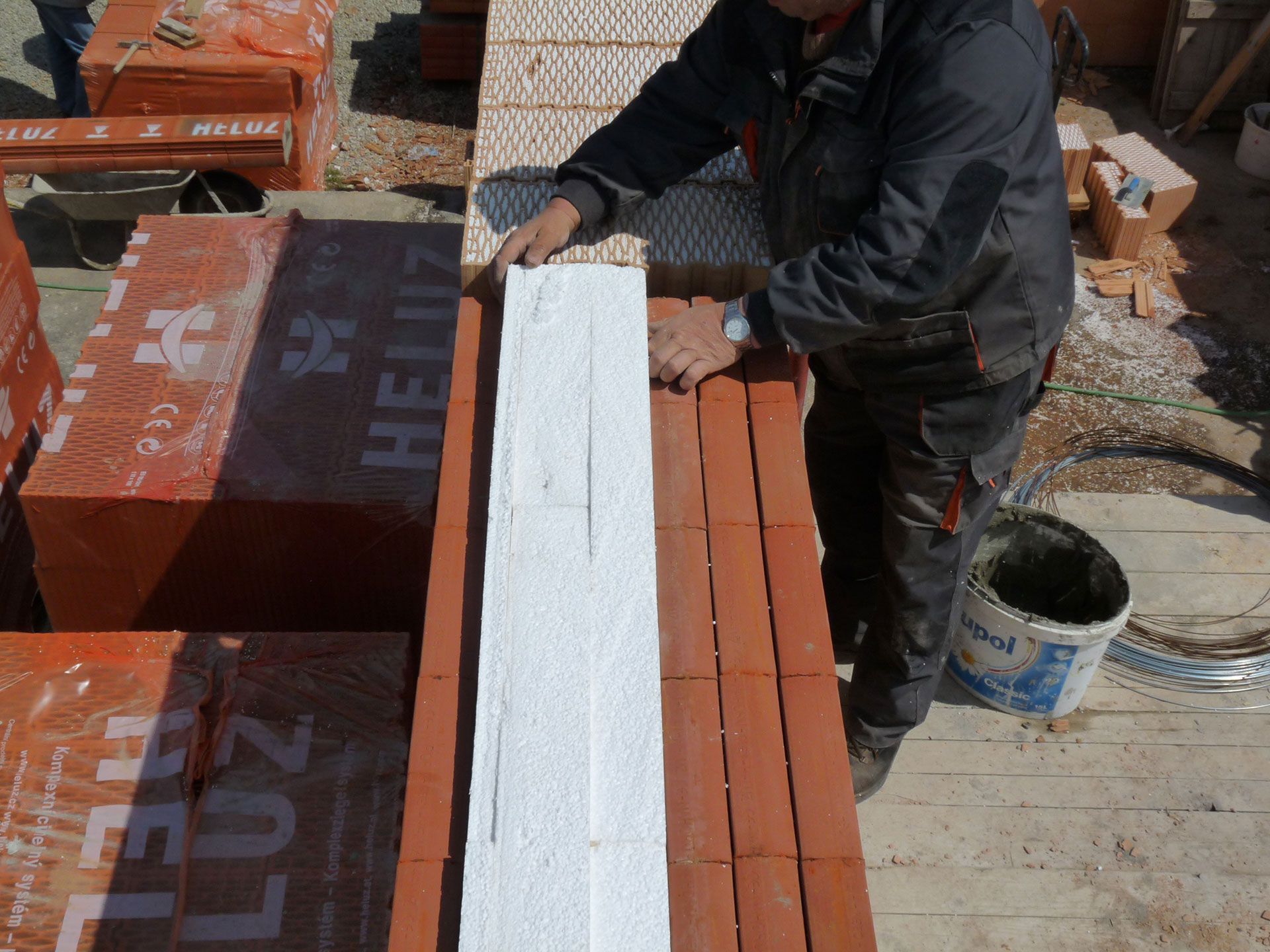 Montážny postup: Uloženie nosného prekladu na obvodové murivo Montážny postup: Uloženie nosného prekladu na obvodové murivo