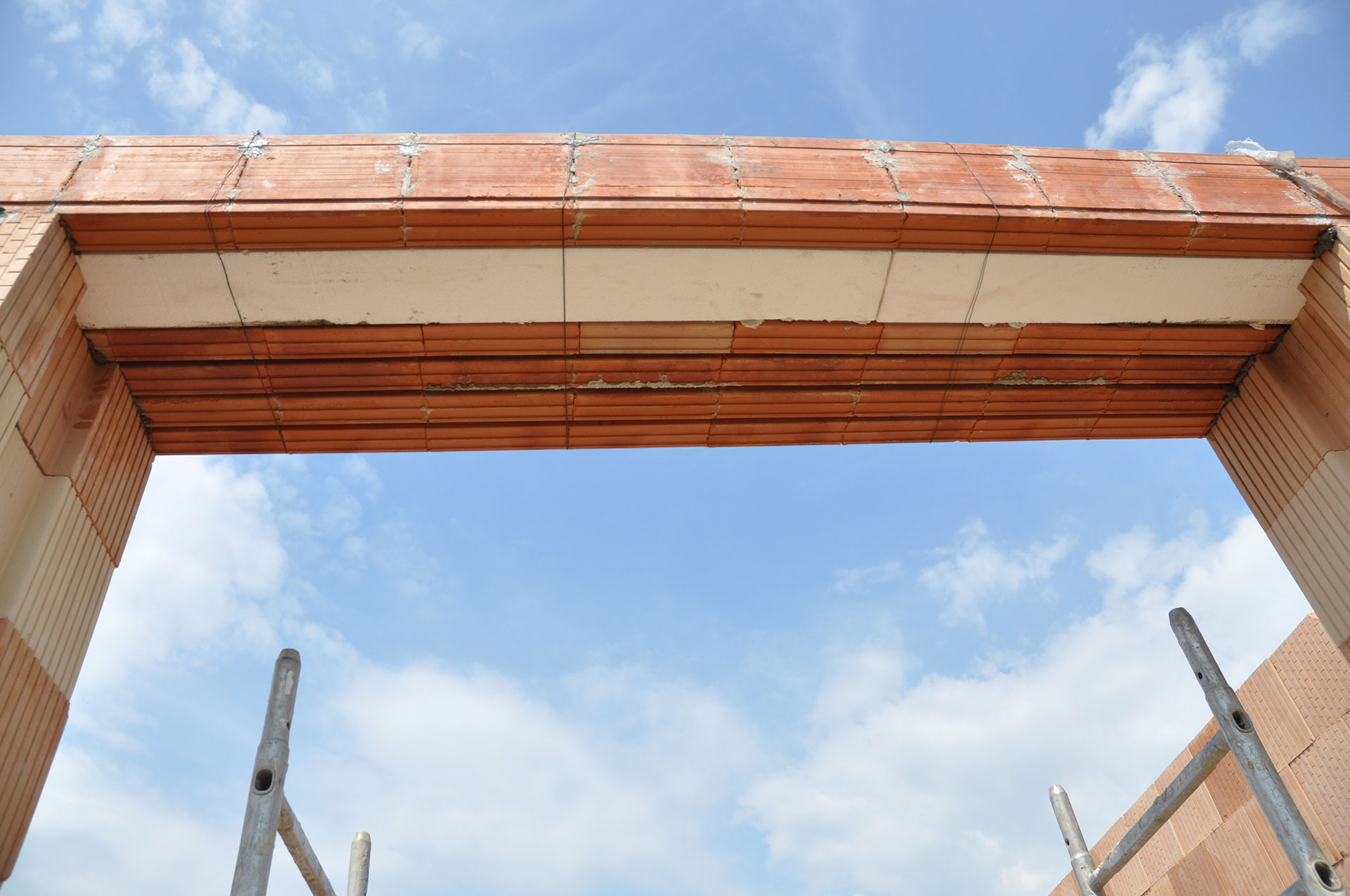 Montážny postup: Uloženie nosného prekladu na obvodové murivo Montážny postup: Uloženie nosného prekladu na obvodové murivo