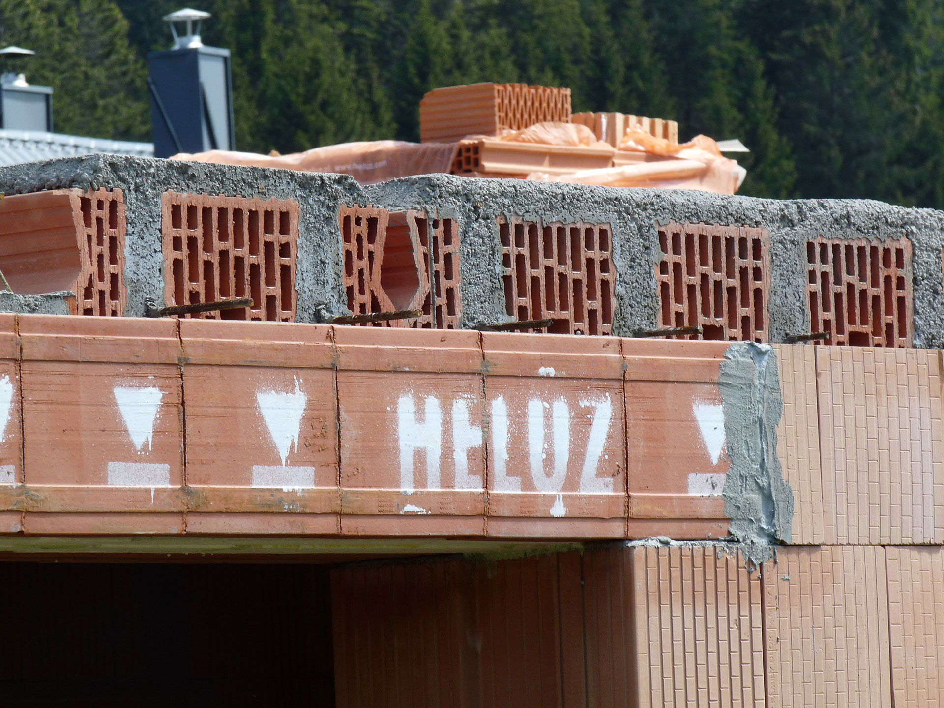 Montážny postup: Uloženie nosného prekladu na obvodové murivo Montážny postup: Uloženie nosného prekladu na obvodové murivo