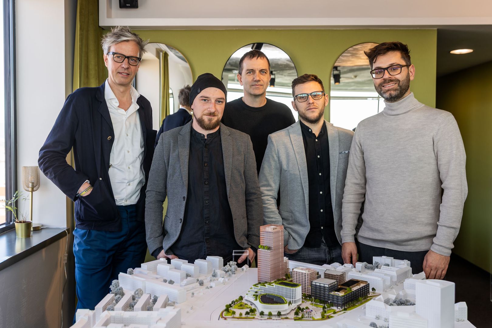 Zľava: Martin Sobota z ateliéru Cityforster, Miloš Diežka, Miroslav Hrušovský a Michal
Zábranský z ateliéru PANTOGRAPH a Jeroen Dirckx z atelieru KCAP na prezentácii Istropolisu
v Bratislave