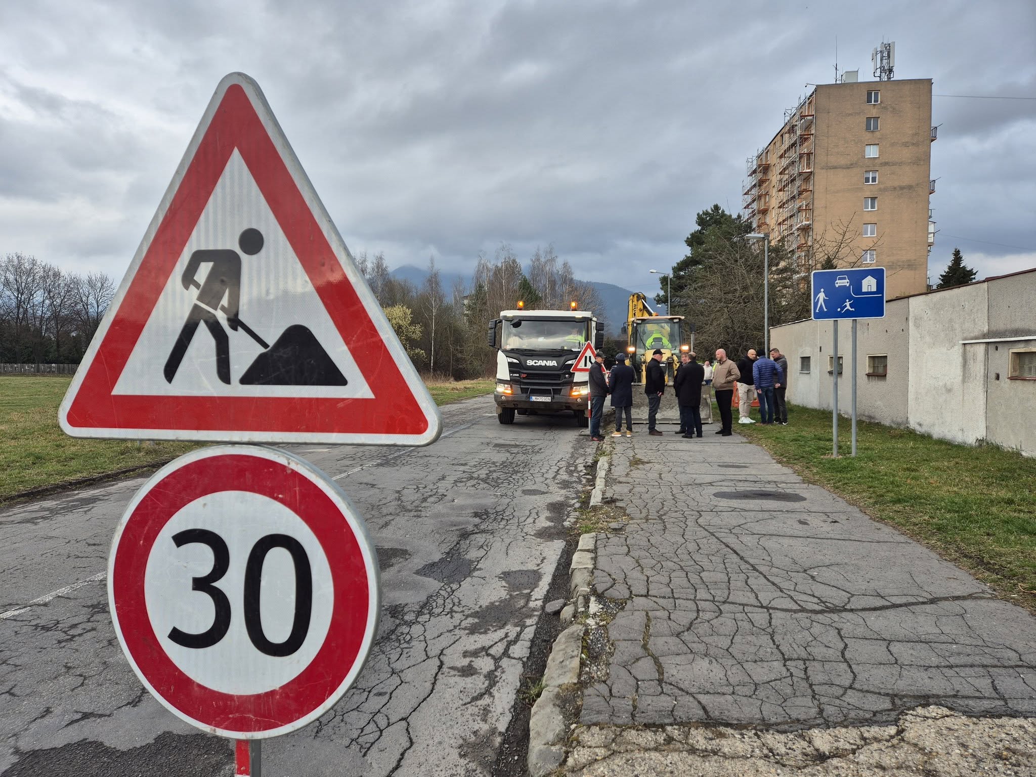  Stavbári v približne 700-metrovom úseku vymenia podkladové vrstvy a položia nový asfalt.