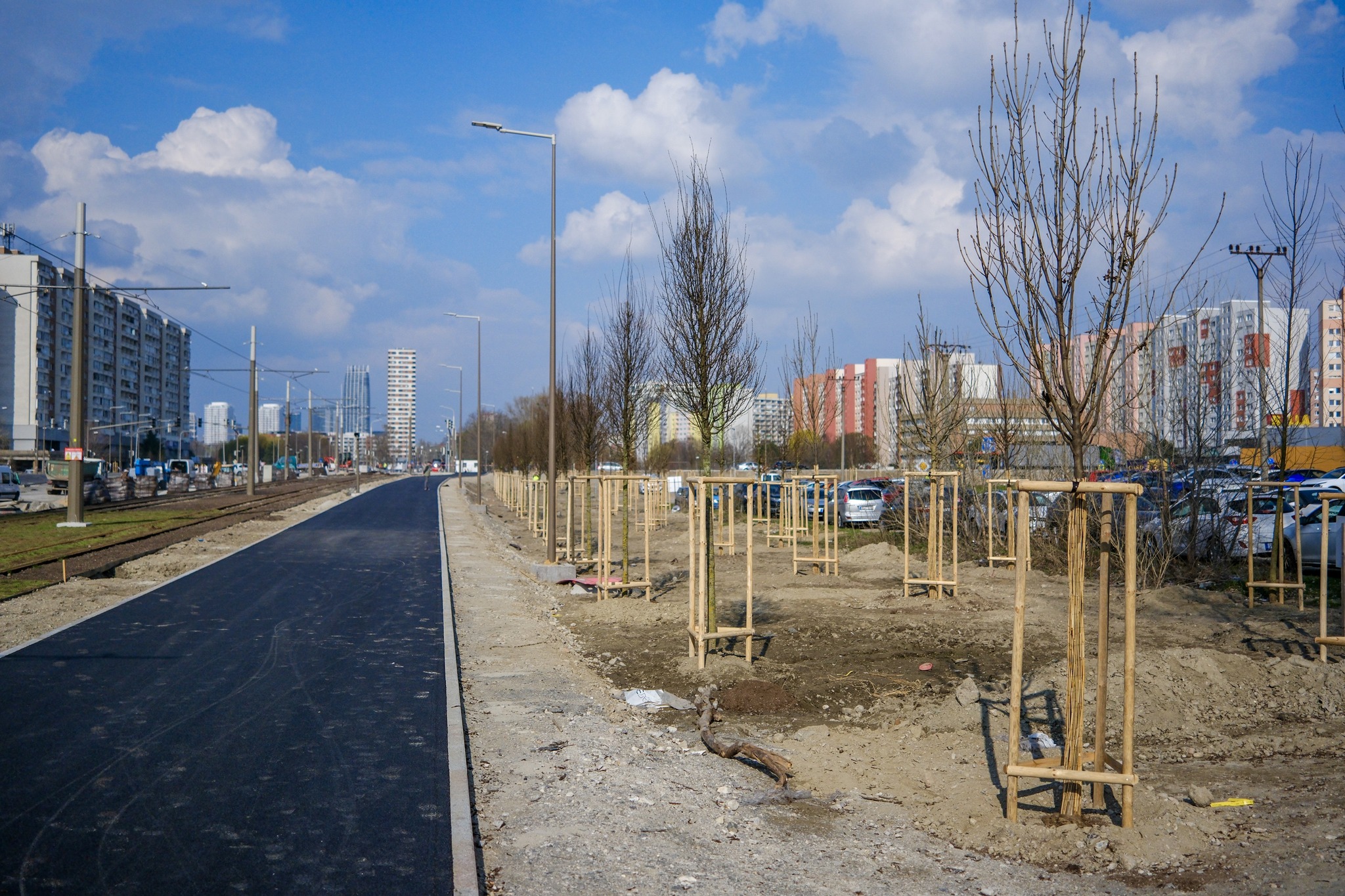 Dokončovacie práce a výstavba v okolí petržalskej električky
