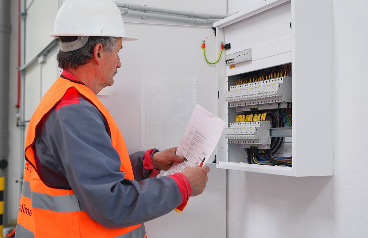 Technik ELIMER kontroluje elektroinštaláciu a rozvádzač v priemyselnom objekte