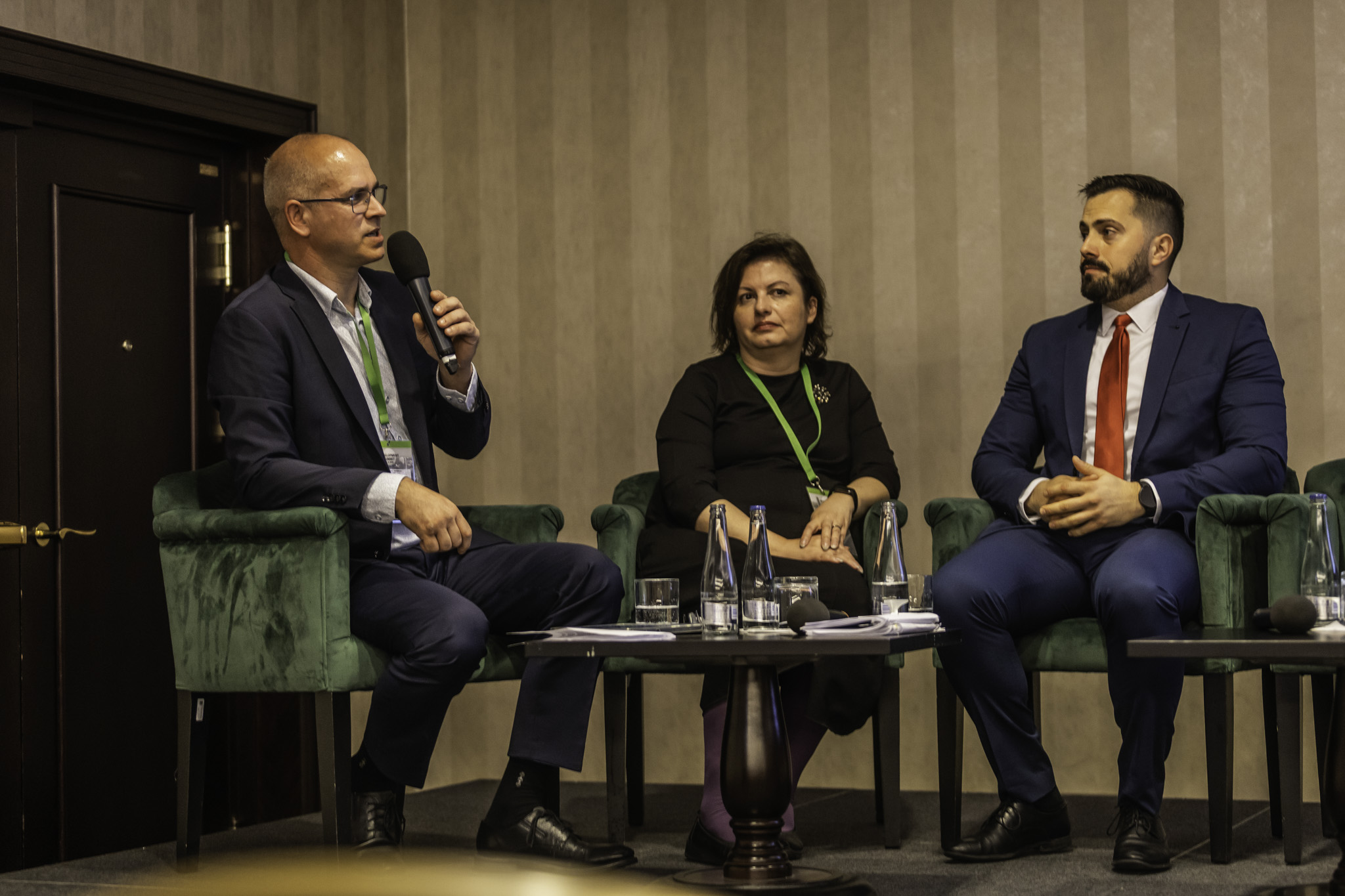 Prvý panel konferencie Development Summit 2025, vľavo moderátor Juraj Suchánek
