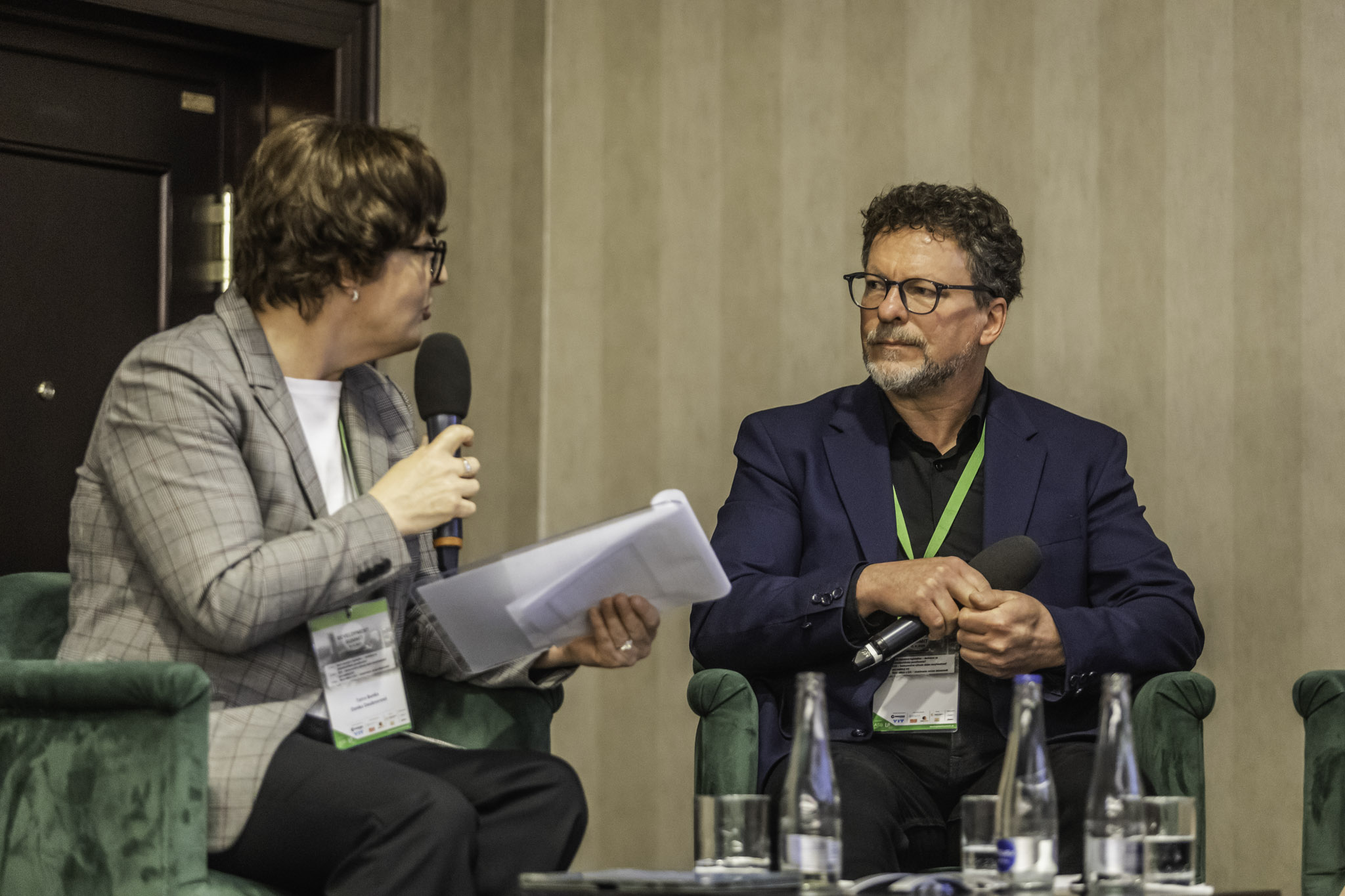 Druhý panel konferencie Development Summit  2025, vľavo moderátorka Danka Daubnerová, vpravo Martin Stohl z JTRE