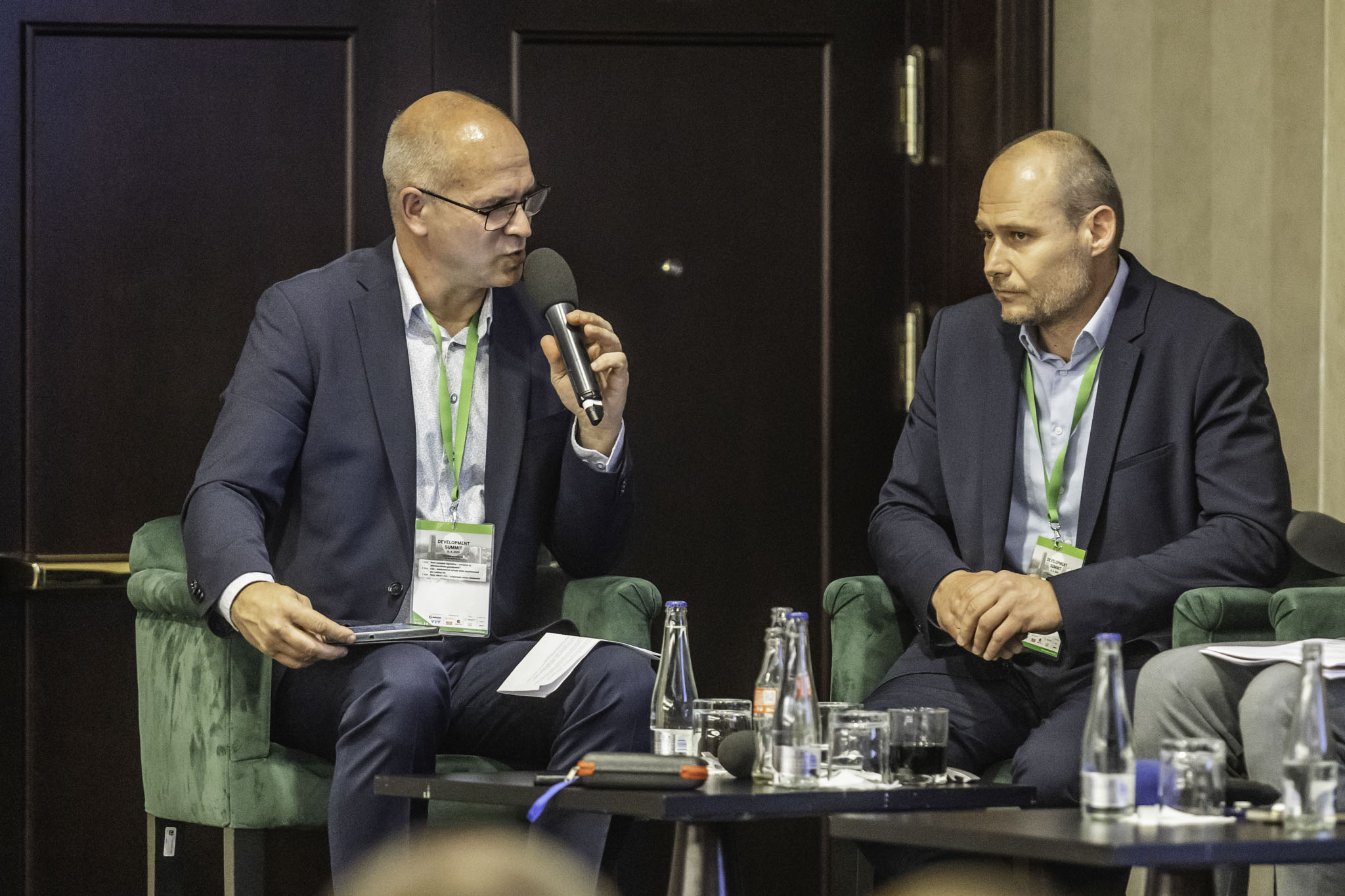 Tretí panel konferencie Development Summit 2025, vľavo moderátor Juraj Suchánek, vpravo Martin Kovačič z  EKOS PLUS