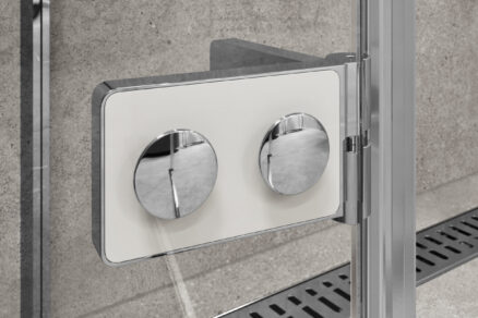 Detail sprchového pántu Mereo s elegantným ovládaním a kvalitným spracovaním
