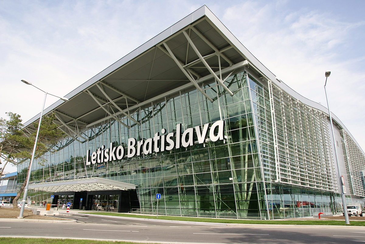 Terminál Letiska Bratislava s oceľovo-sklenenou konštrukciou a architektonicky náročným stvárnením