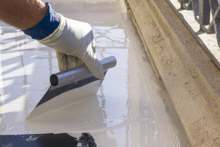 Aplikácia hydroizolačnej stierky pod zvýšenú podlahu na balkóne