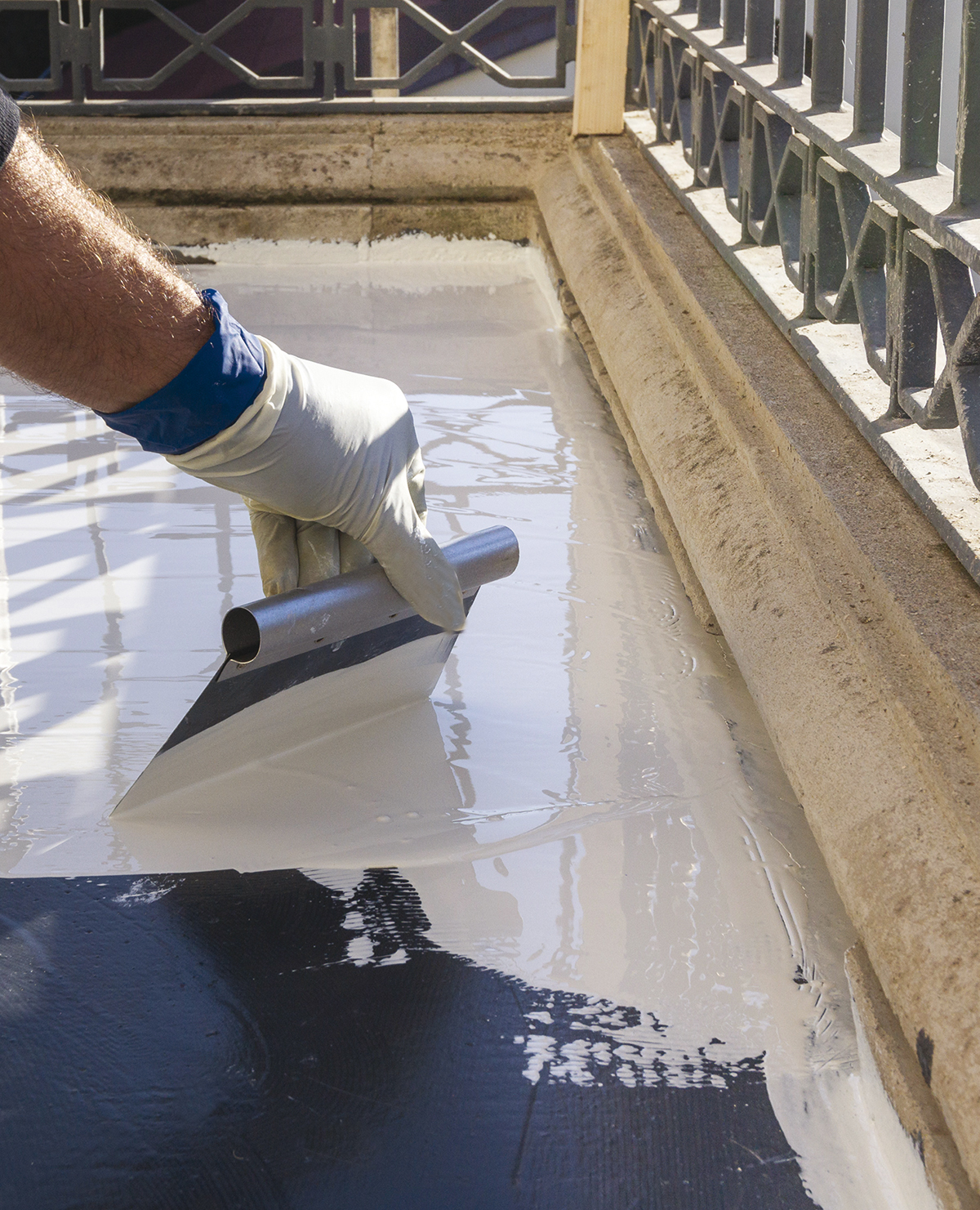 Aplikácia hydroizolačnej stierky pod zvýšenú podlahu na balkóne