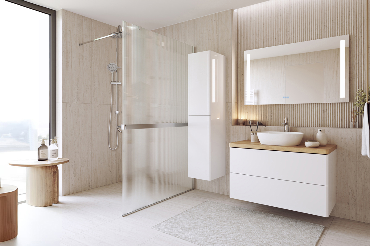 Elegantná kúpeľňa s walk-in sprchou, podsvieteným zrkadlom a závesnou skrinkou Mereo