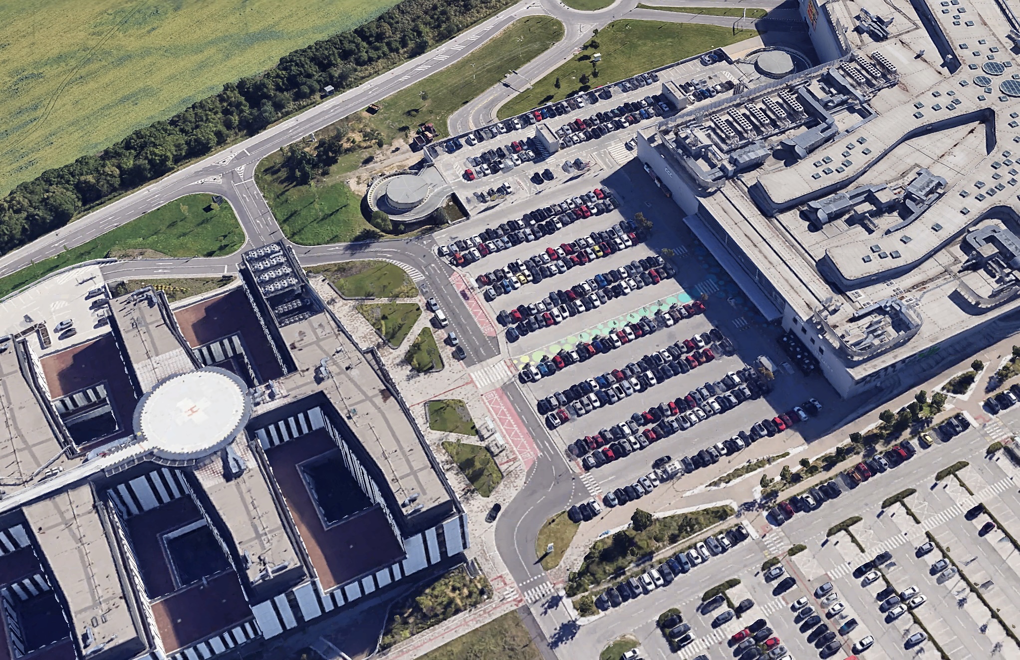 Aktuálny stav priestoru medzi nákupným centrom Bory Mall (vprav) a Nemocnicou Bory (vľavo)