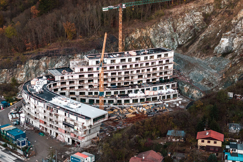 Výstavba bytového domu Diorit v bývalom kameňolome pri Brne počas realizácie hrubej stavby