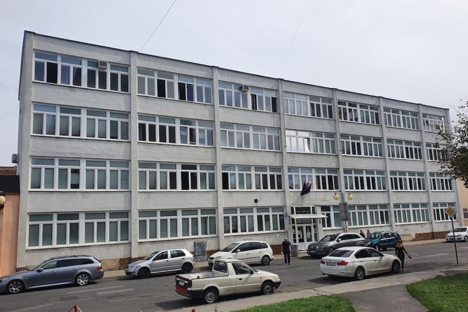 Budova je dlhodobo v zlom technickom stave vplyvom jej veku