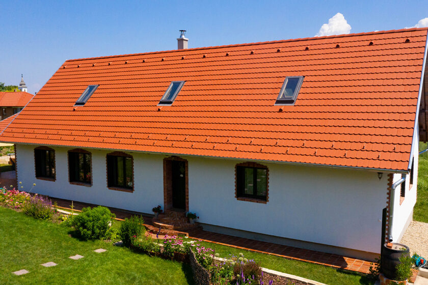 Rodinný dom s betónovou škridlou Terran vo farbe červenej pálenej – tradičné riešenie pre slovenské domácnosti