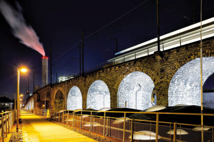 Historický Wipkingerov viadukt v Zürichu osvetlený v noci, po renovácii železničnej infraštruktúry.
