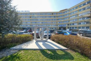 Bratislava obnovuje umelecké diela vo verejnom priestore. Záchrany sa dočkala aj plastika pred poliklinikou v Ružinove