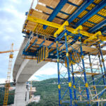 Ťažký podperný systém Doka UniKit pri výstavbe mosta na veľkej výške
