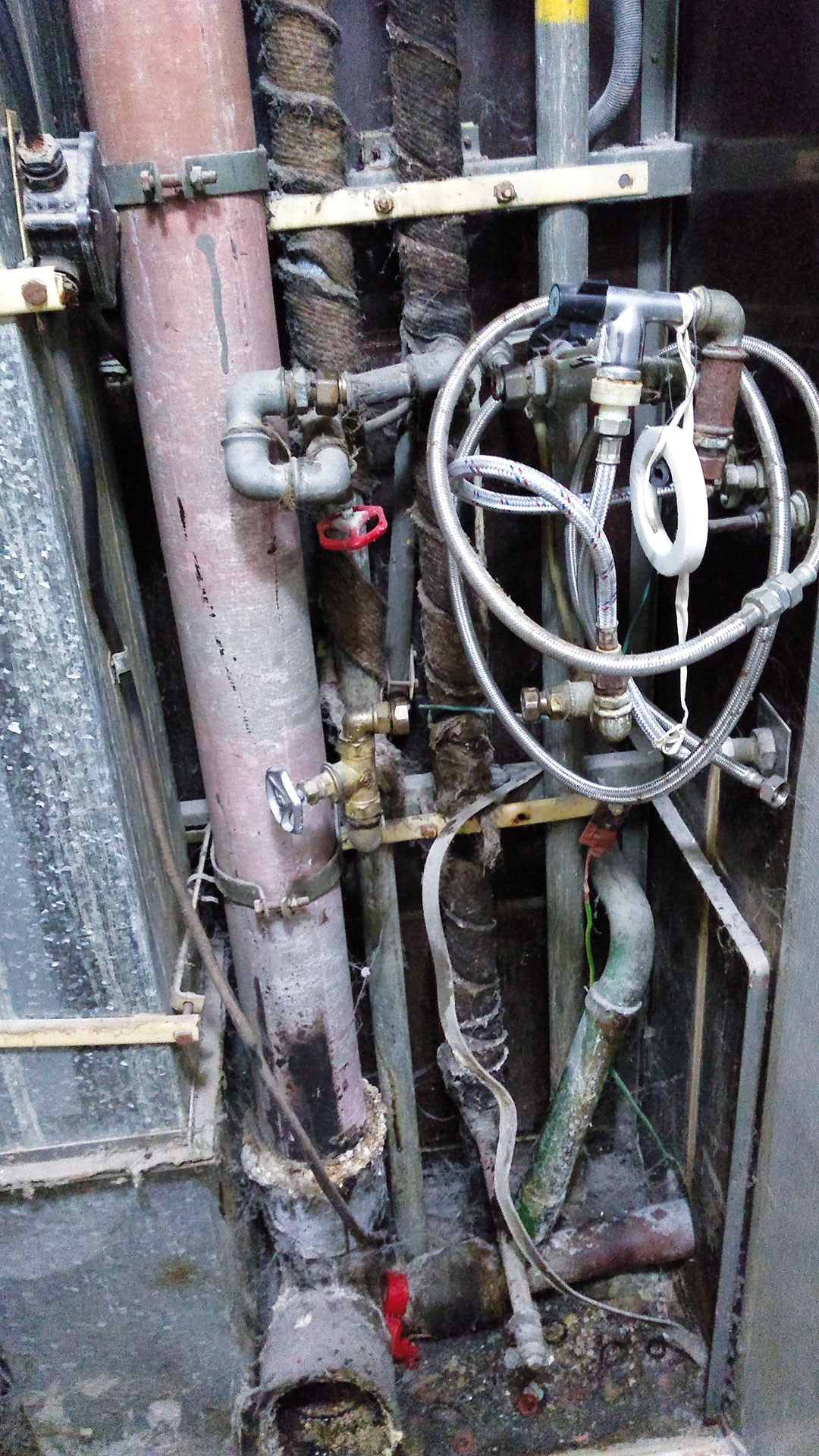 Obr. 2 Pôvodný stav ZTI z oceľových pozinkovaných rúr v jadre bytu.