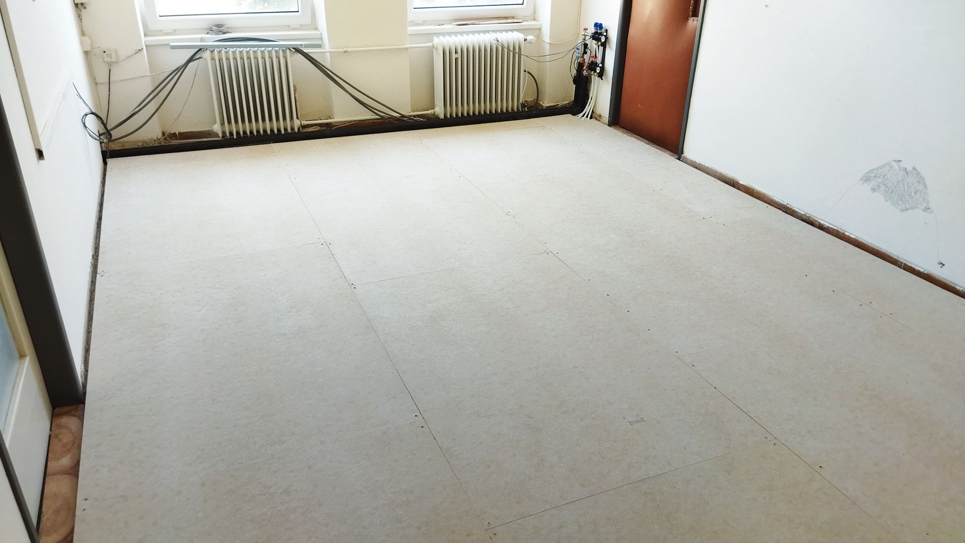 Obr. 2 Rozmiestňovanie snímačov povrchových teplôt, veľkoplošný sálavý podlahový systém
