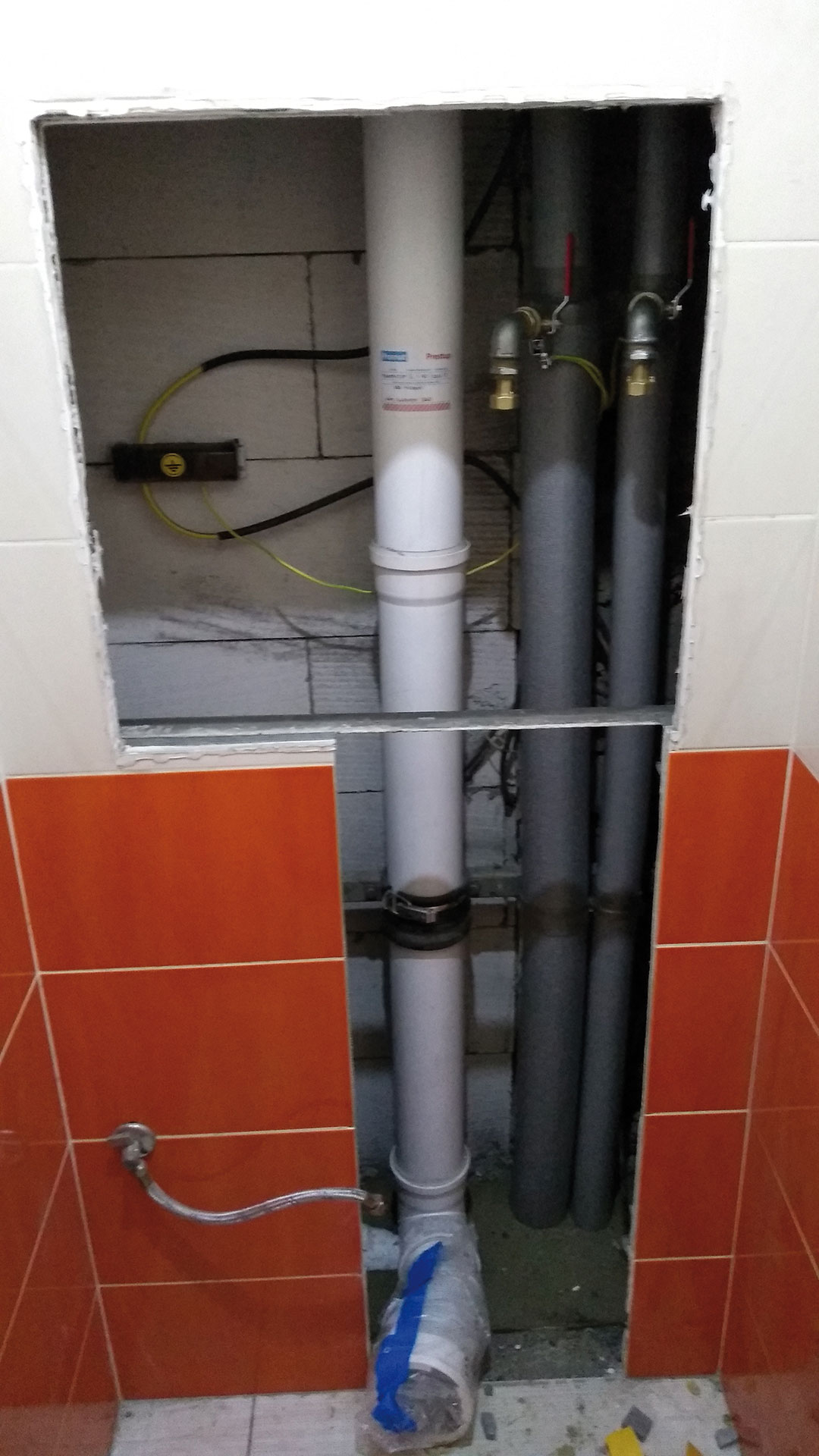 Obr. 3 Pred uvedeným nových rozvodov ZTI je potrebné vykonať prehliadku a tlakovú skúšku vnútorného vodovodu a vykonať prehliadku a skúšku vodotesnosti a skúšku vzduchotesnosti vnútornej kanalizácie.