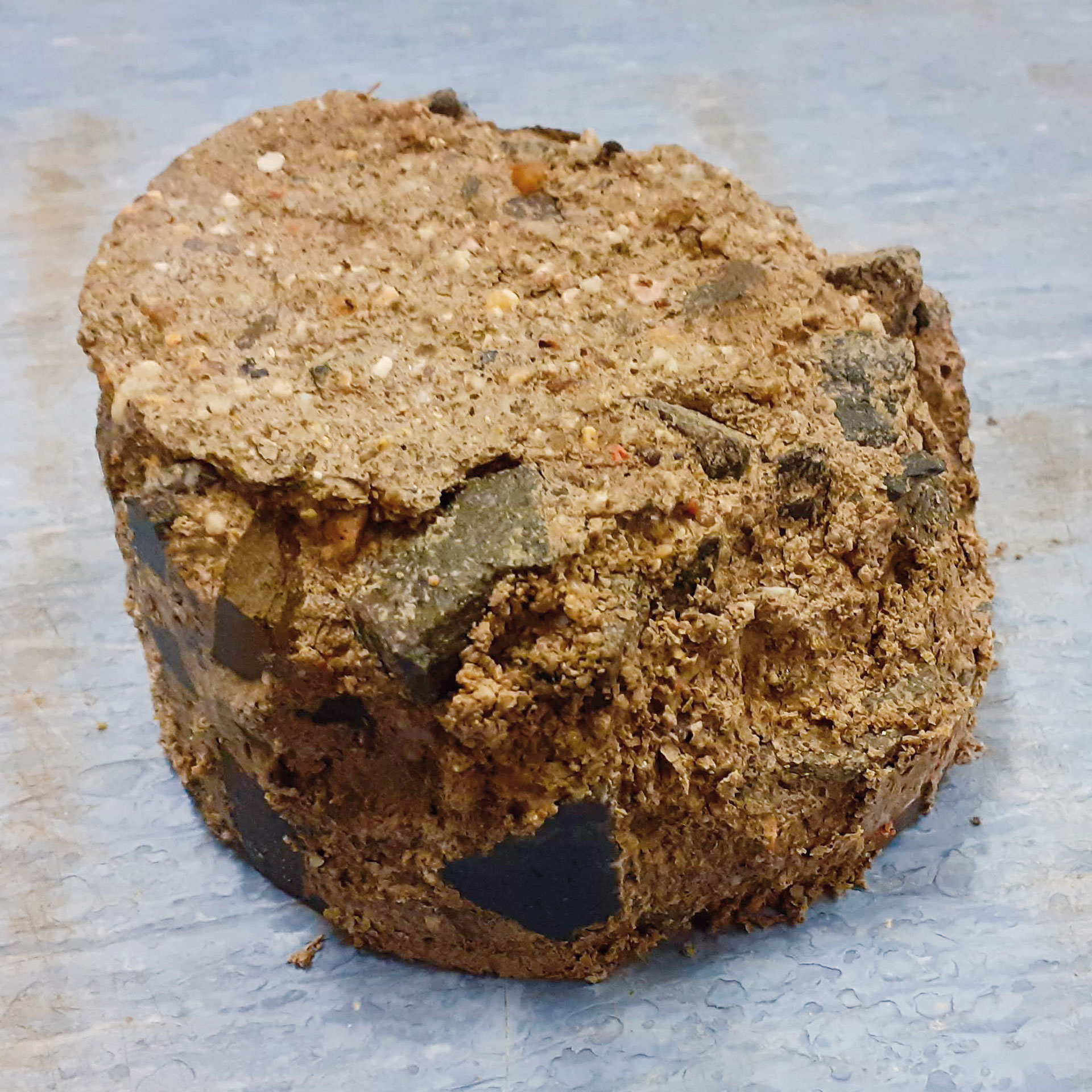 Obr. 5 Skúšobná vzorka V4 (vľavo) a skúšobná vzorka V12 (vpravo) po 50 cykloch