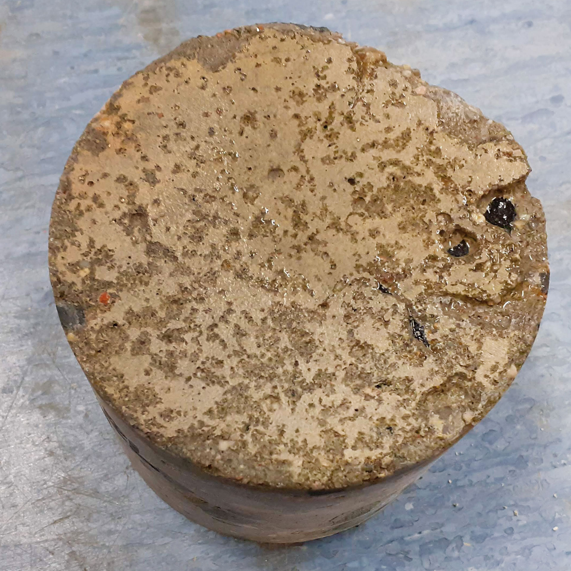 Obr. 5 Skúšobná vzorka V4 (vľavo) a skúšobná vzorka V12 (vpravo) po 50 cykloch