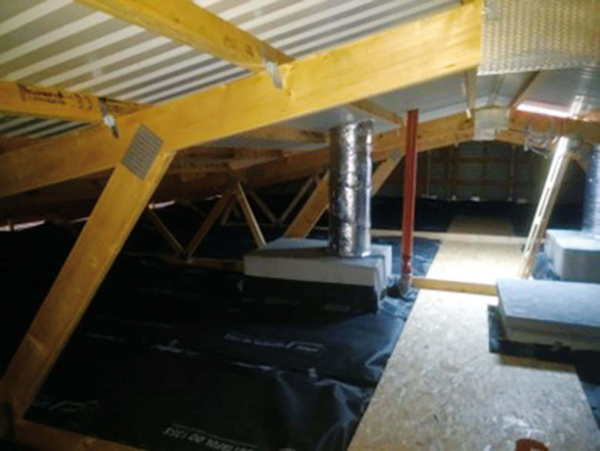 Obr. 6 Pohľad do nového podkrovného priestoru (priestor je úplne prístupný, vetraný a vybavený pochôdznou lavičkou, aby sa nepoškodila izolácia)