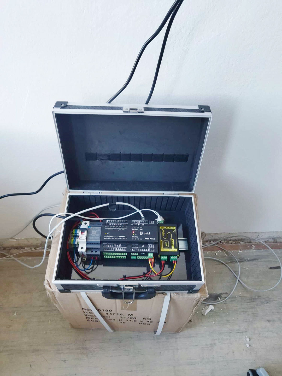 Obr. 10 Tepelné čerpadlo vzduch – voda F2040-6, impulzný elektromer LE-01d MID, PLC zariadenie, riadiaca jednotka SMO 20