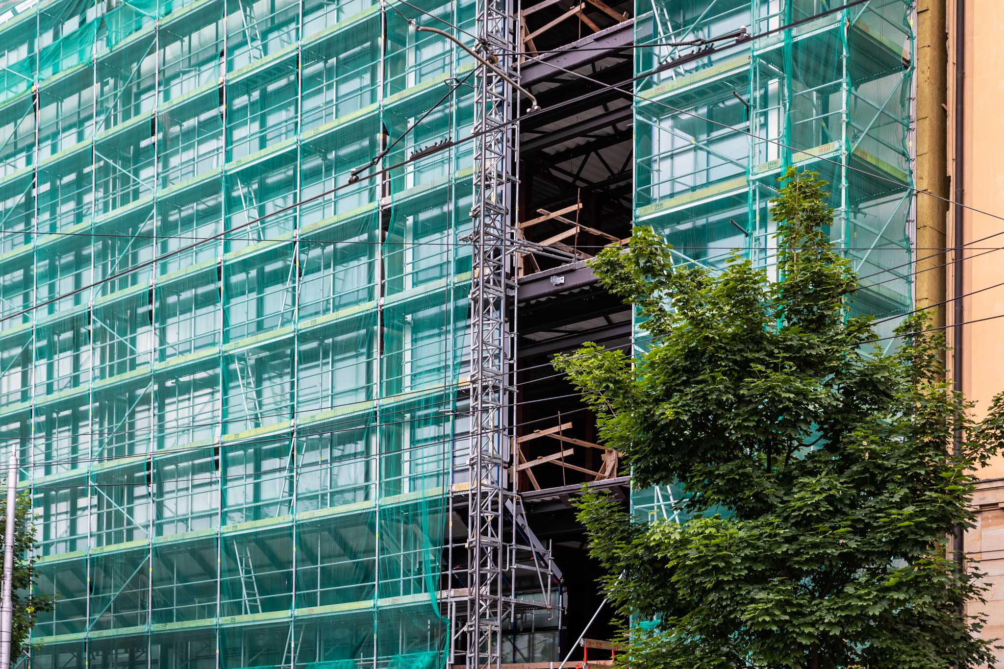 Dom odievania – stav rekonštrukcie budovy z mája 2025. Detail fasády