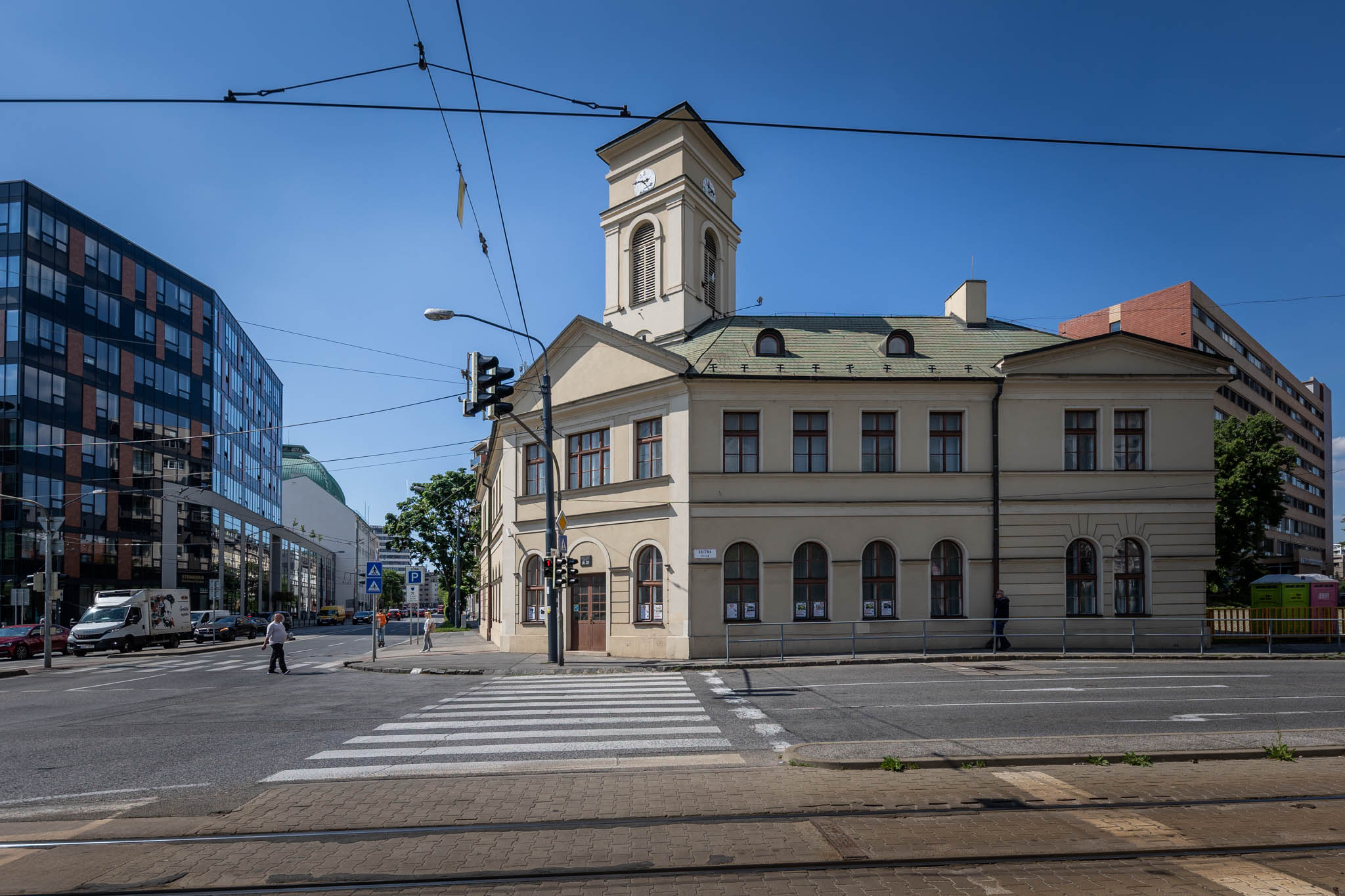 Budova Prvej konskej železnice - pohľad z križovatky Karadžičova - Krížna