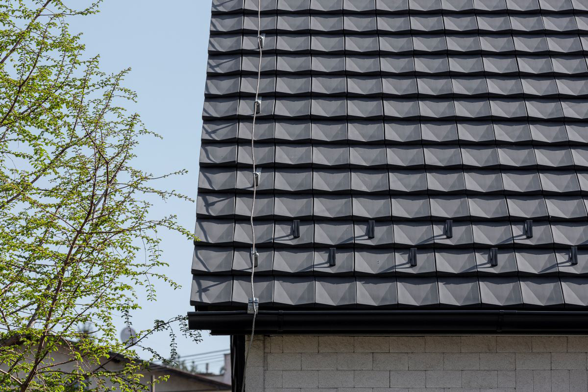 Detail keramickej strešnej krytiny s moderným profilom