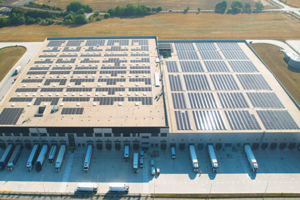 Logistické centrum so strešnou fotovoltickou elektrárňou a solárnymi panelmi