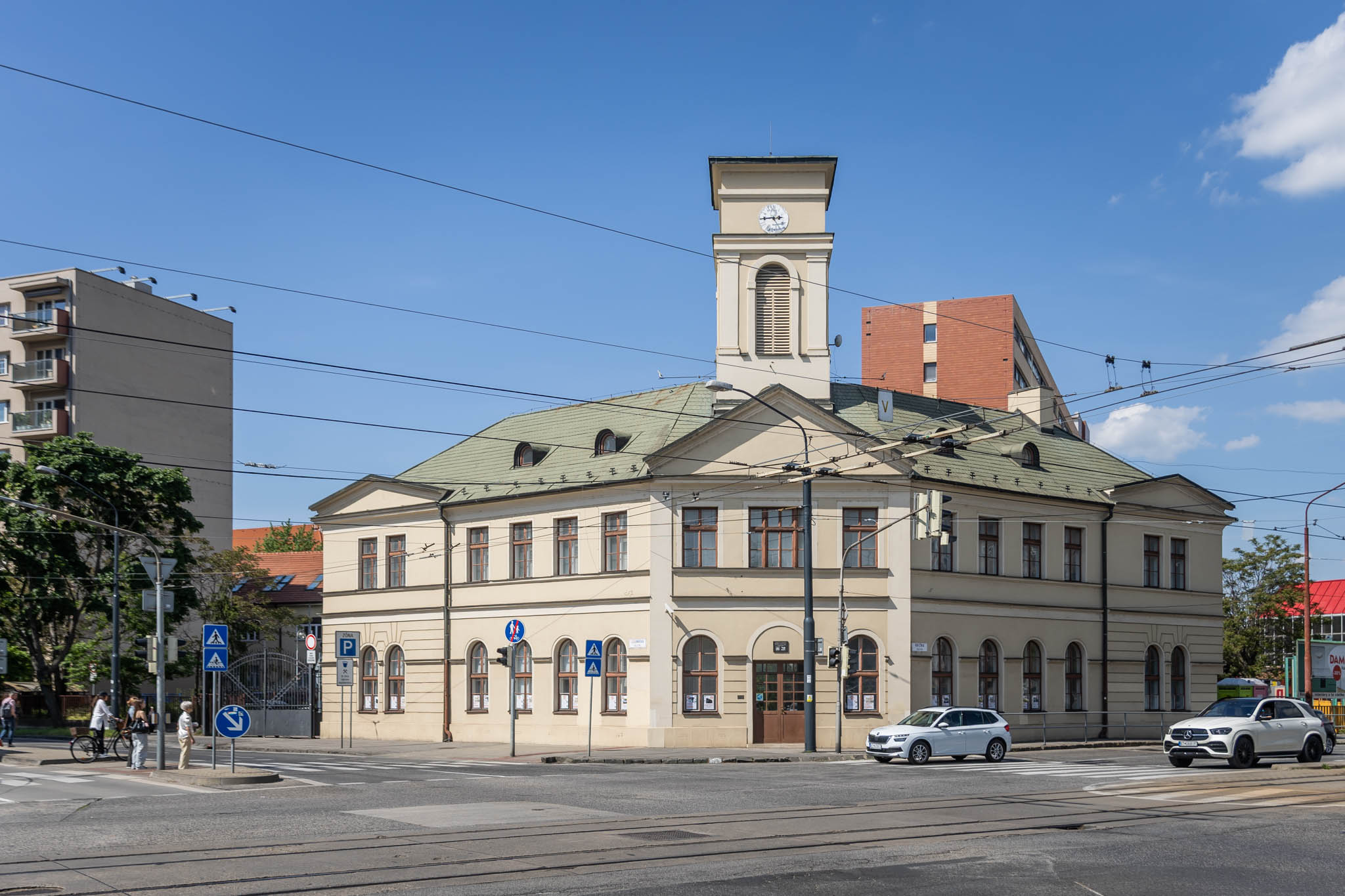Budova Prvej konskej železnice - pohľad z križovatky Karadžičova - Krížna
