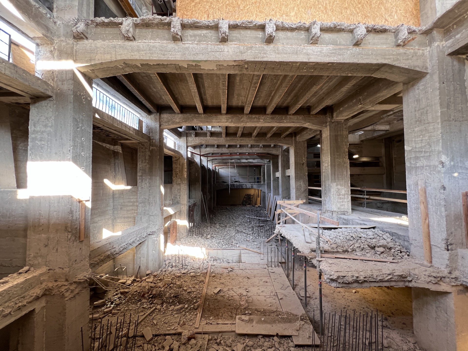 Interiér suterénu o rozlohe 320 štvorcových metrov, ktorý v sebe ukrýva oceľové kovadliny, pripomínajúce históriu tlačiarenského remesla