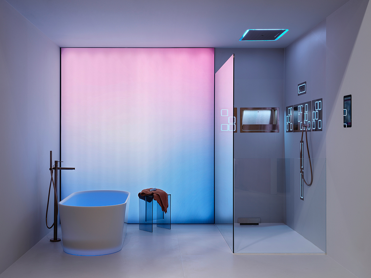 Inteligentná kúpeľňa s vaňou a digitálne ovládanou sprchou, osvetlená RGB LED panelmi