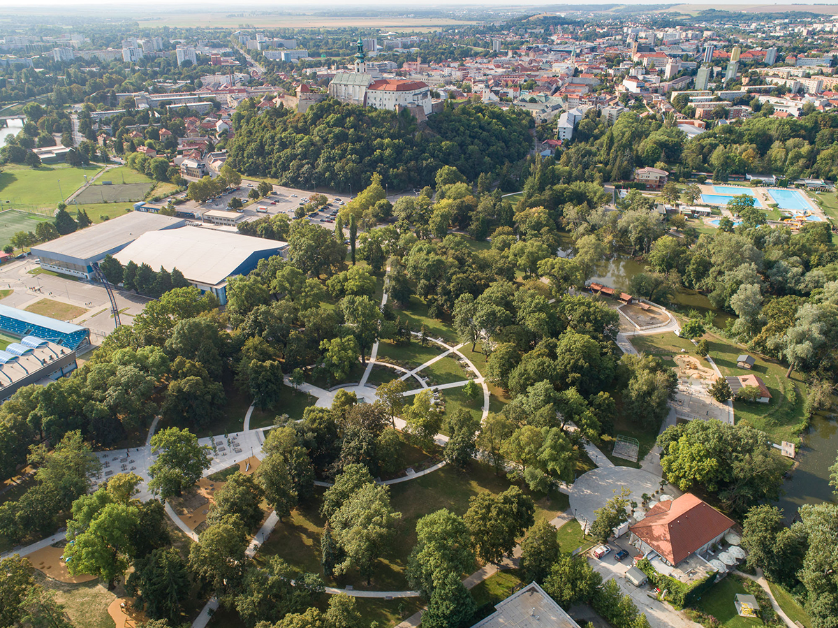 Letecký pohľad na Starý park v Nitre po revitalizácii a jeho prepojenie s centrom mesta