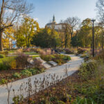 Revitalizovaný park v Nitre s chodníkom, výsadbou a pohľadom na Nitriansky hrad