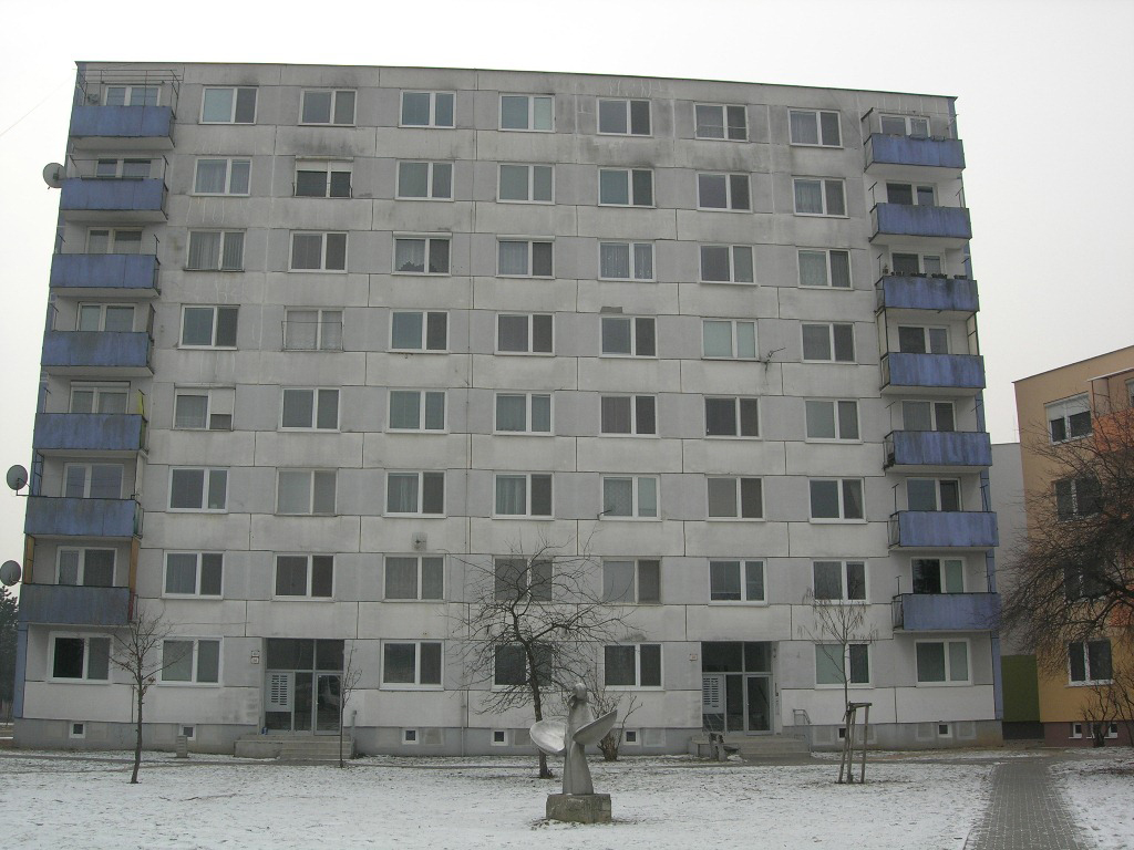 Bytový panelový dom pred zateplením, pôvodný stav fasády a balkónov