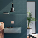 Minimalistický vypínač Zoni® v teplej farbe steny v modernom spálňovom priestore