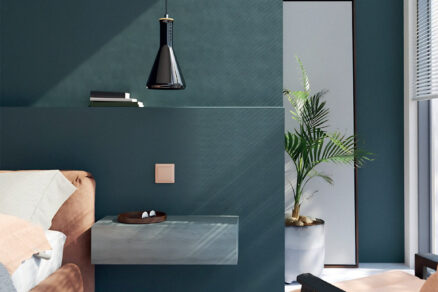 Minimalistický vypínač Zoni® v teplej farbe steny v modernom spálňovom priestore