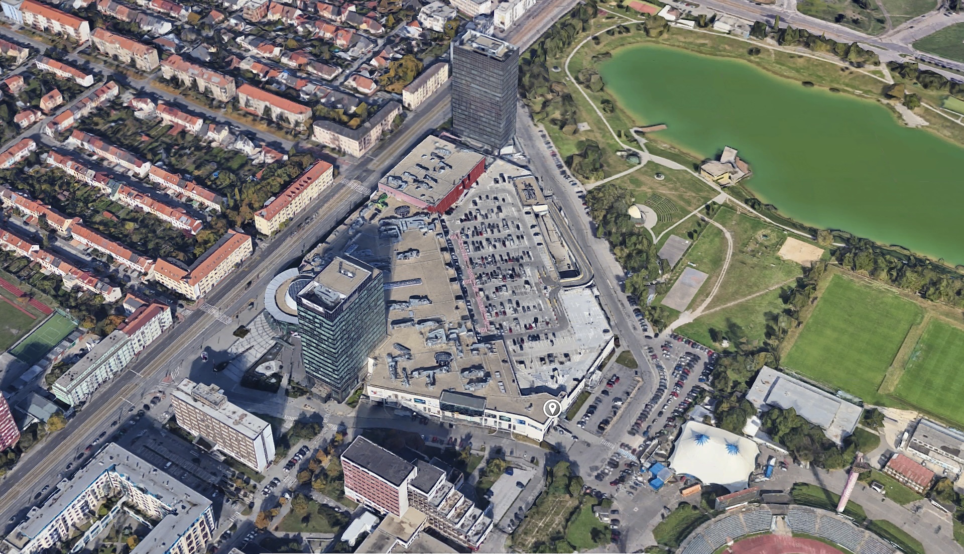 Miesto výstavby tretej veže nákupného centra Vivo! v Novom Meste (označené značkou v dolnej časti fotografie)